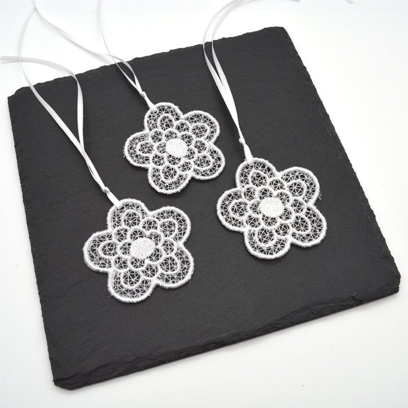 Drei freistehende Spitzenblumen-Stickmotive mit Bändern