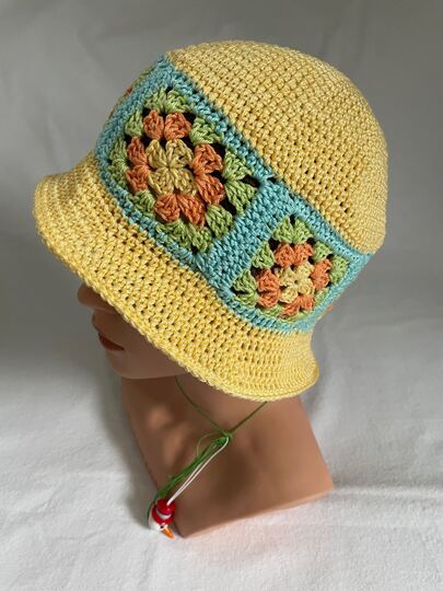 Häkelanleitung für einen vielseitigen Sommerhut mit Granny Squares