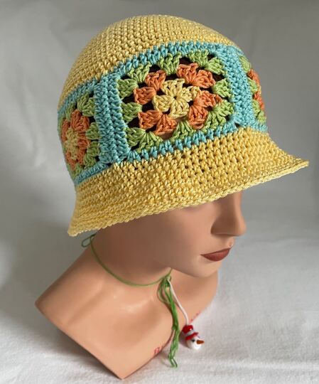 Häkelanleitung für einen vielseitigen Sommerhut mit Granny Squares