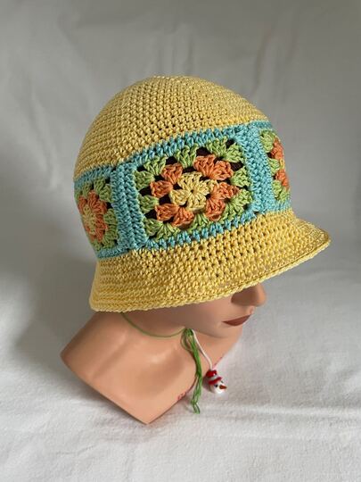 Häkelanleitung für einen vielseitigen Sommerhut mit Granny Squares