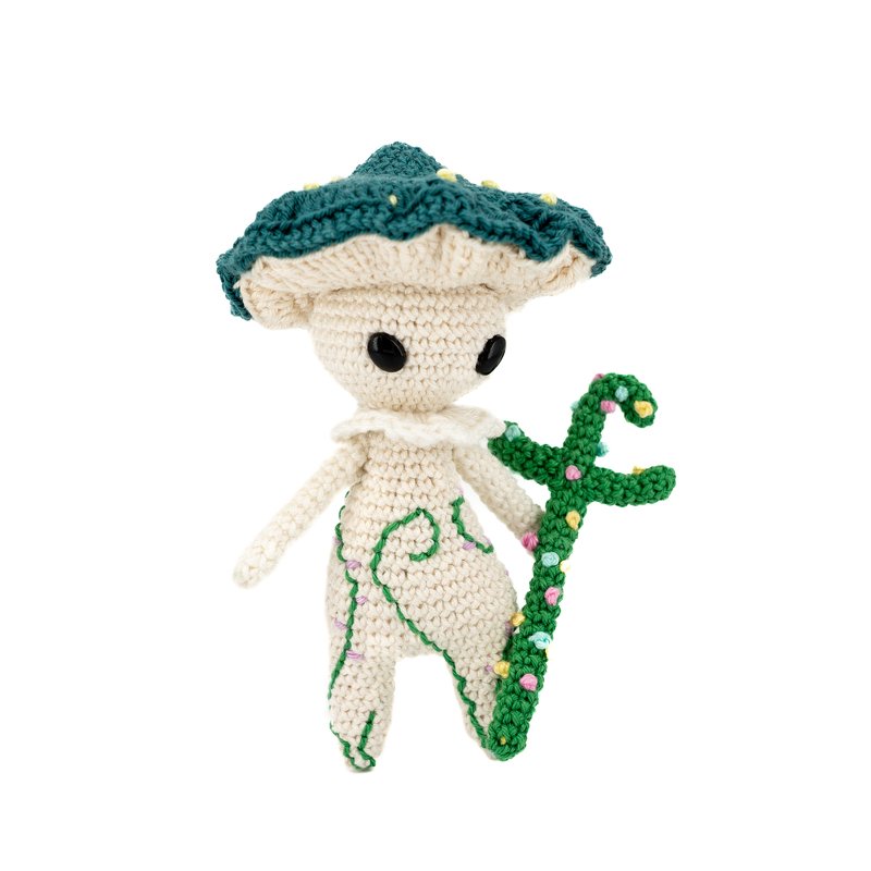 Gehäkeltes Pilz-Amigurumi mit grünem Hut und Rankenstab