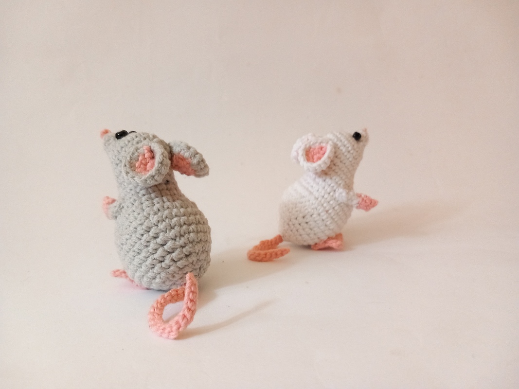 Realistische kleine Maus. Häkelanleitung