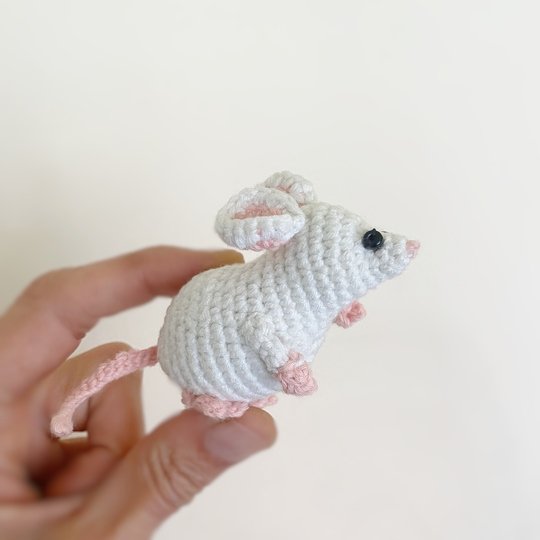 Realistische kleine Maus. Häkelanleitung