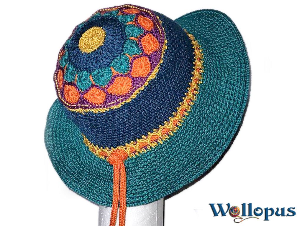 Gehäkelter Damen-Sonnenhut in Türkis und Dunkelblau mit mehrfarbigem Mandala-Motiv und breiter Krempe.