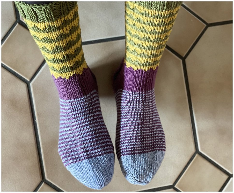 Socken und Sofa-Socken aus dünnem und dickem Garn stricken