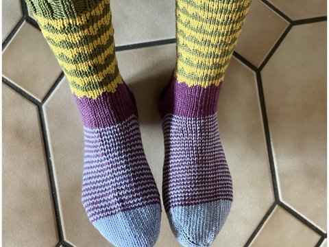 Socken und Sofa-Socken aus dünnem und dickem Garn stricken