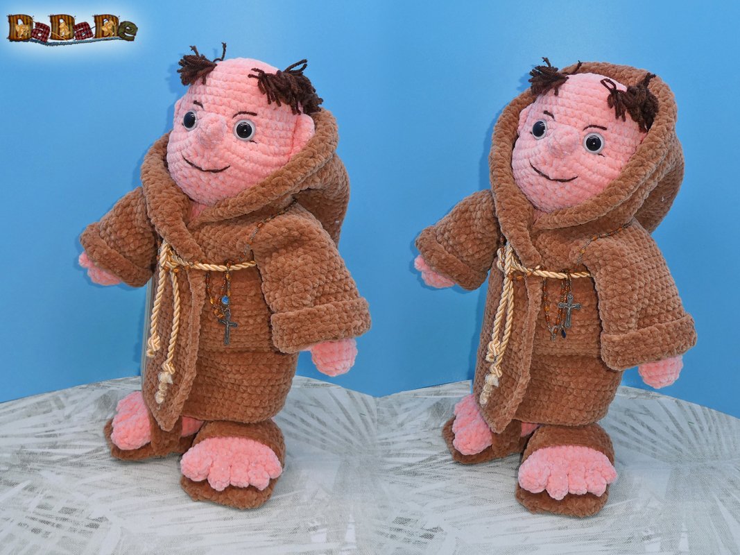 Zwei Ansichten einer gehäkelten Amigurumi-Puppe aus Plüschgarn im braunen Mönchsgewand mit Kapuze, Kordelgürtel und Kreuz-Anhänger