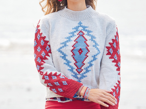 Naturfarbener Pulli mit grafischen Intarsien in Hellblau und Rot