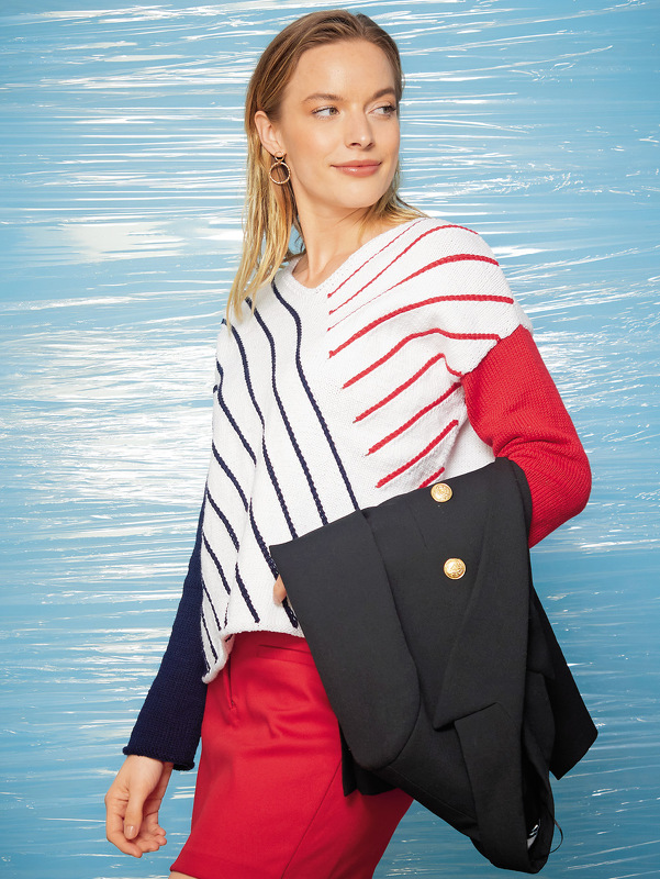 Pullover mit diagonalen Streifen in Blau, Weiß und Rot.