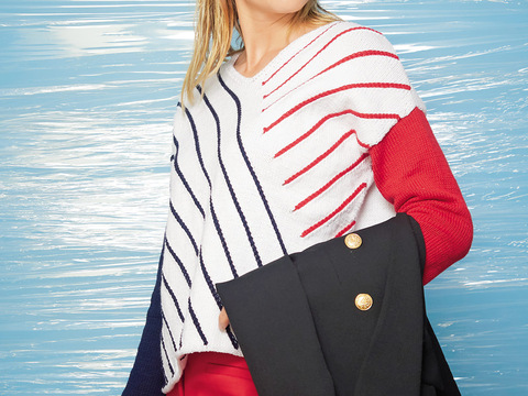 Pullover mit diagonalen Streifen in Blau, Weiß und Rot.