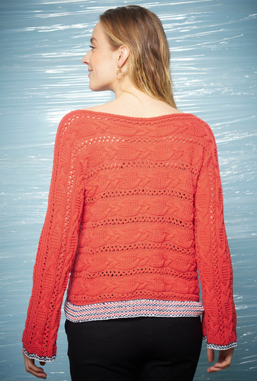 Quergestrickter Pullover im Zopfmuster mit Mütze