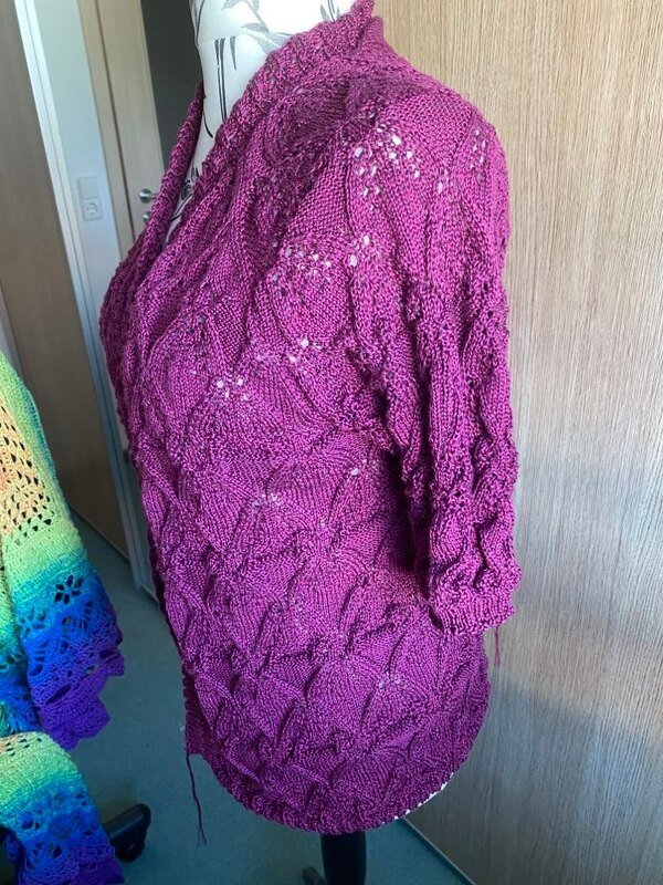 Violette gestrickte Tunika mit Blattmuster auf Schneiderpuppe, seitliche Ansicht