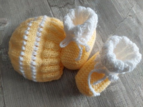 Strickanleitung für ein Babyset aus Mütze und Söckchen mit Zopfbündchen!