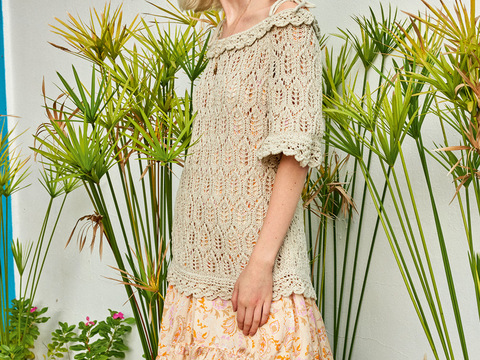 Verspielter Pulli mit Ajourborte und Carmenausschnitt