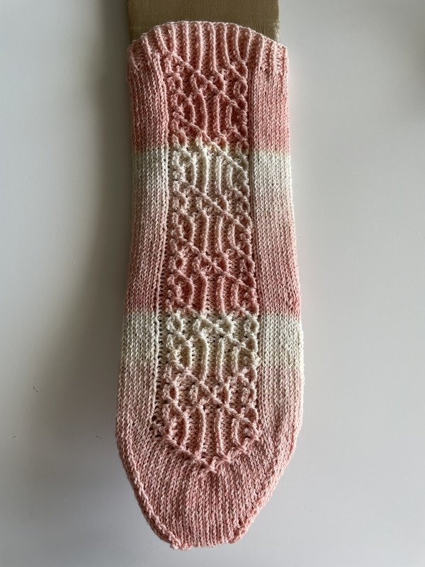 Gestrickte Damensocke rosa und creme mit mittigem Zopfmuster und Rippenbündchen