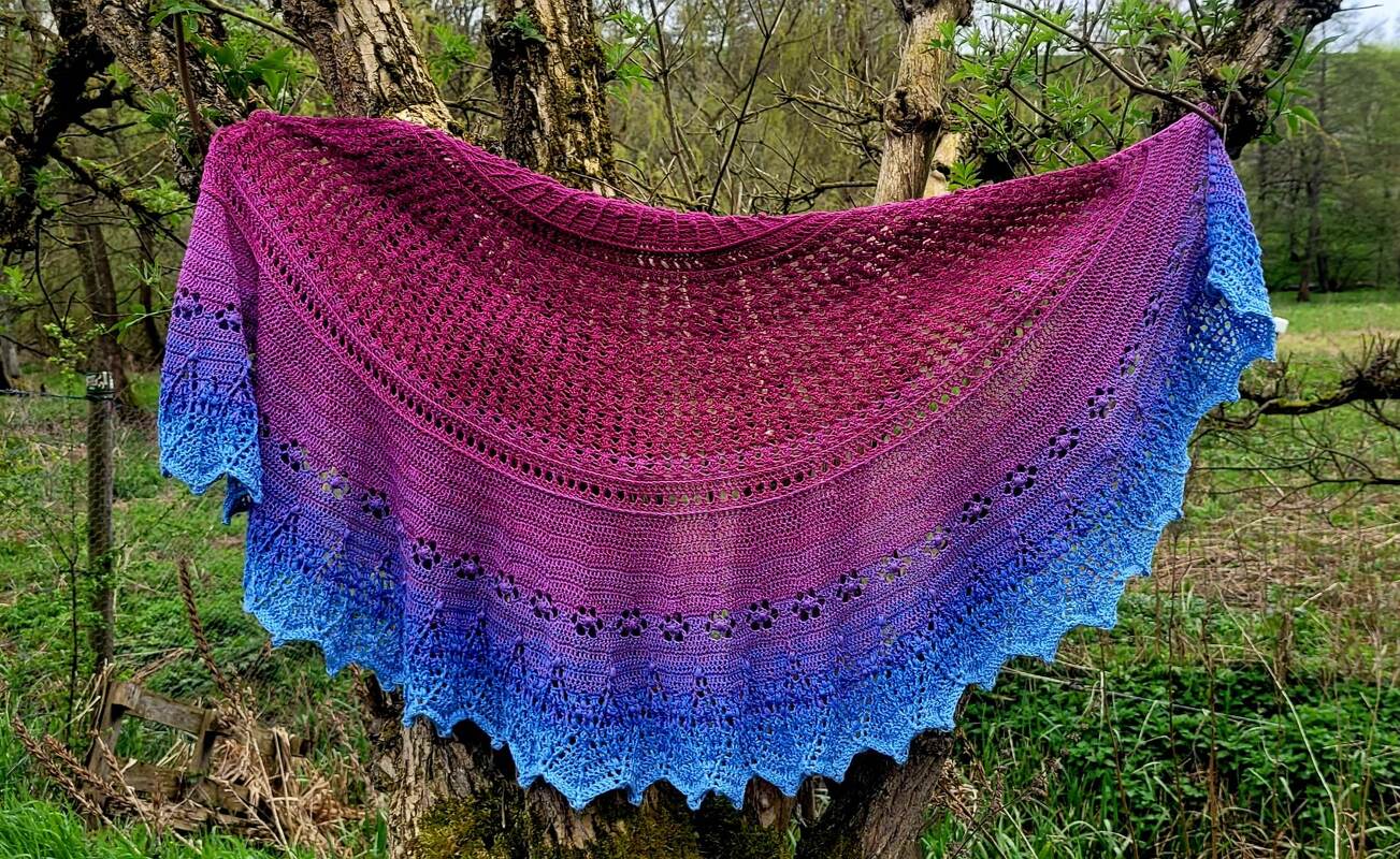 Gehäkeltes halbrundes Tuch mit Ajourmuster und gezacktem Rand, Farbverlauf Magenta zu Blau