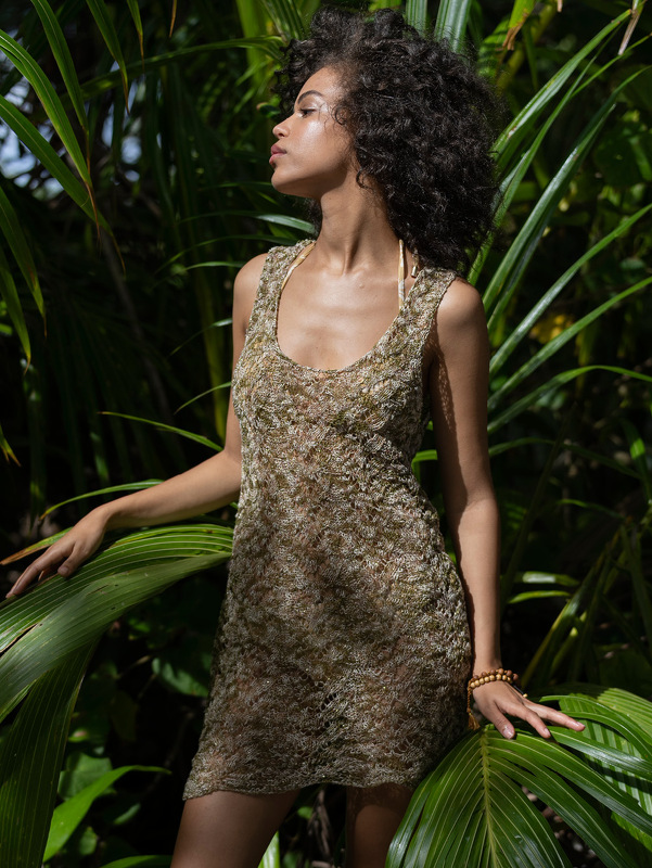 Elegantes, halb transparentes Kleid mit Silberschimmer