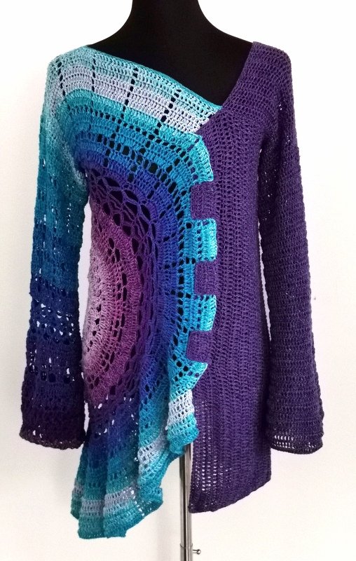 Asymmetrische Boho-Häkel-Tunika langärmlig violett mit halbkreisförmigem Farbverlauf in Blau, Türkis und Rosa