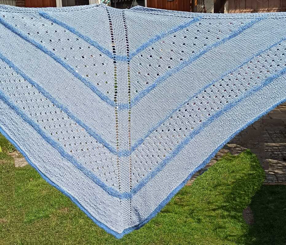 Hellblaues Dreieckstuch mit Ajourlöchern und kontrastierender blauer Kante