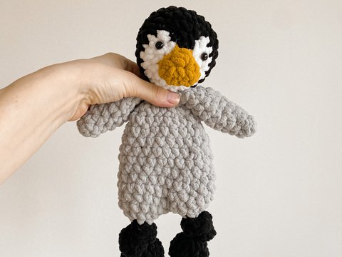 Baby Pinguin crochet pattern. Pinguin snuggler for babys and toddlers