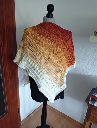 " NIREMI"  Anleitung für ein asymmetrisches Tuch gehäkelt