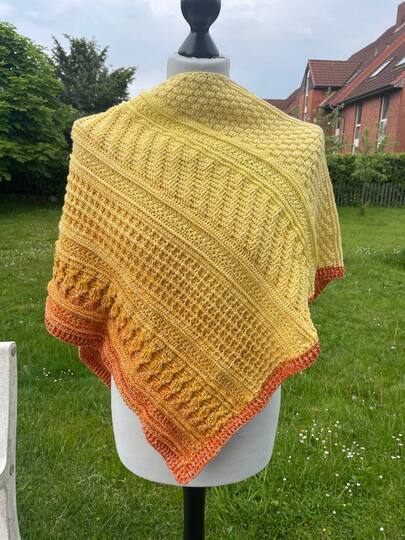 " NIREMI"  Anleitung für ein asymmetrisches Tuch gehäkelt