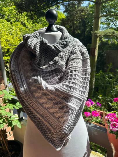 " NIREMI"  Anleitung für ein asymmetrisches Tuch gehäkelt