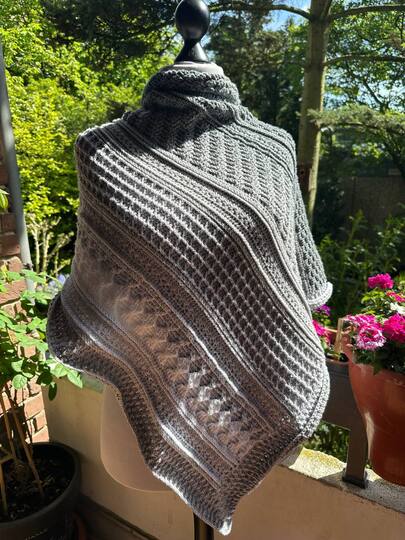 " NIREMI"  Anleitung für ein asymmetrisches Tuch gehäkelt