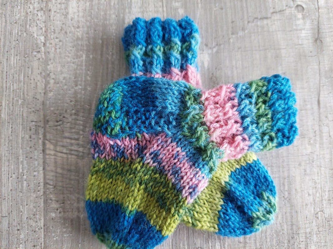 Strickanleitung Babysöckchen aus Sockenwolle mit Zopfbündchen drei Größen!