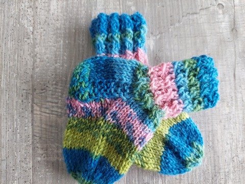Strickanleitung Babysöckchen aus Sockenwolle mit Zopfbündchen drei Größen!