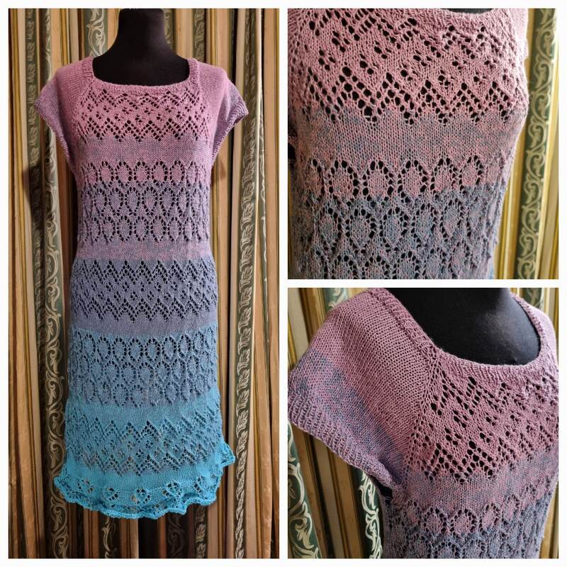 Gestricktes Damenkleid mit Farbverlauf von Rosa zu Türkis, Ajourmuster, kurze Ärmel, quadratischer Ausschnitt, Muschelsaum auf Büste