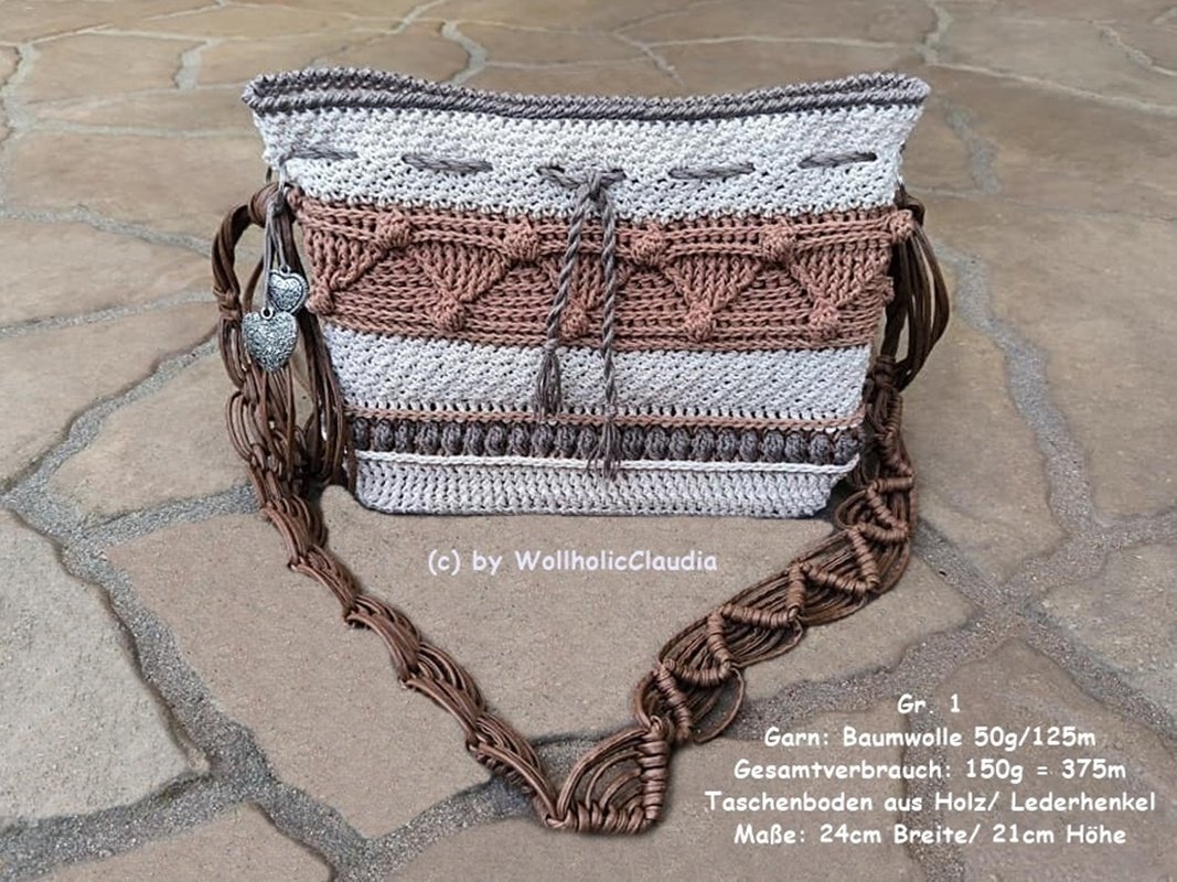 Gehäkelter Shopper in Beige und Altrosa mit geflochtenem Tragegurt und Kordelzug auf Steinboden