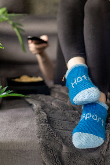 Strickanleitung und Tutorial: Sneaker Socken mit Statement Schrift