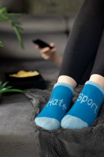 Strickanleitung und Tutorial: Sneaker Socken mit Statement Schrift