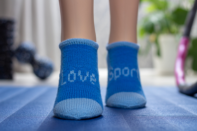 Strickanleitung und Tutorial: Sneaker Socken mit Statement Schrift