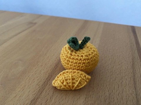 Mandarine und Mandarinenspalte häkeln für Kaufladen, Spielküche oder Deko