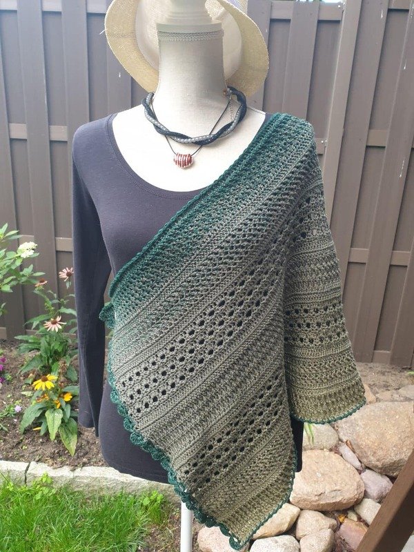 Detailaufnahme: gehäkeltes Dreieckstuch mit Lochmuster, Muschelkante und Grün‑Grau‑Farbverlauf