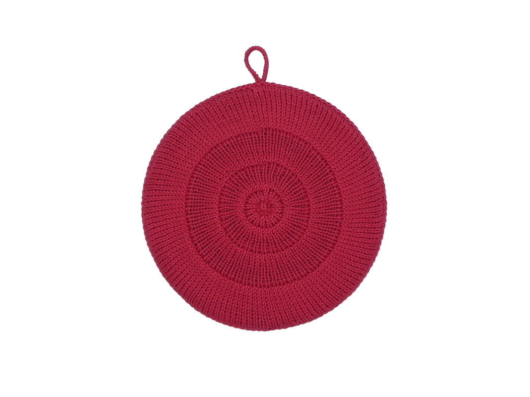 Runder dunkelroter gestrickter Topflappen mit Aufhängeschlaufe