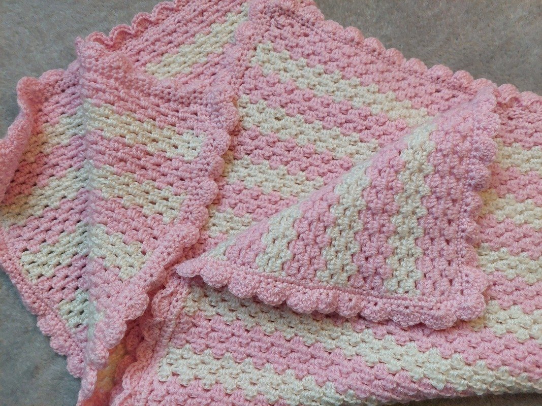 Häkelanleitung für eine kuschelige Babydecke im Granny Style!