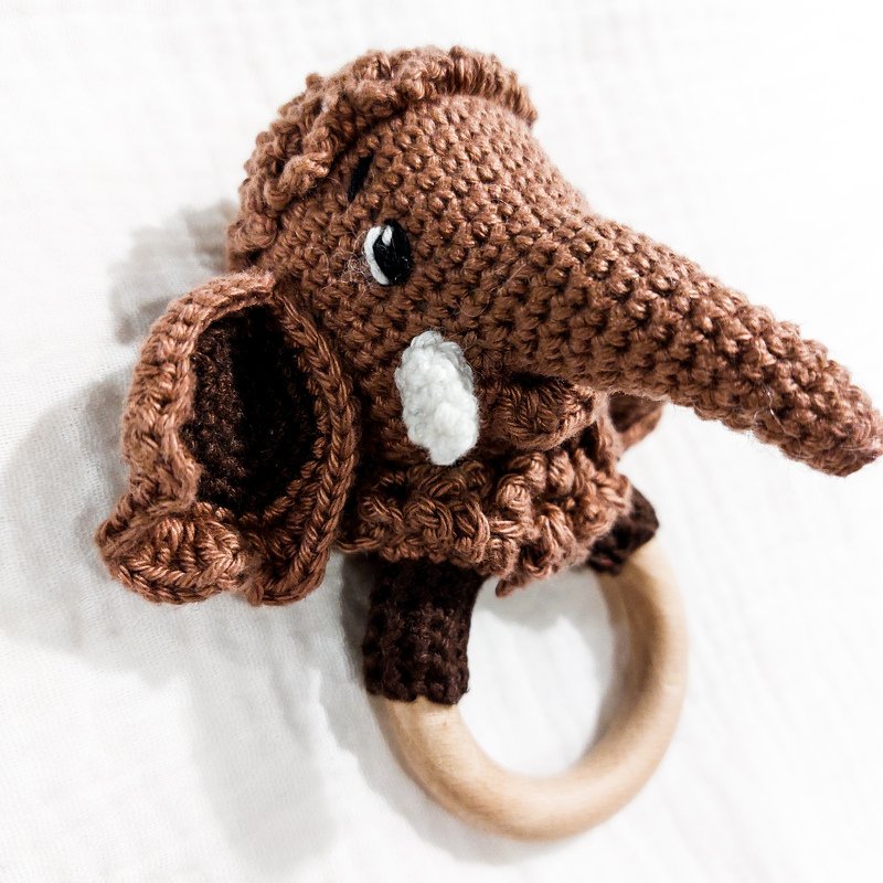 Brauner gehäkelter Mammut-Beißring mit Holzring