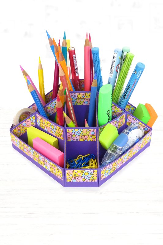 Achteckiger lila Papier-Organizer mit Buntstiften, Markern, Haftnotizen und Büroklammern