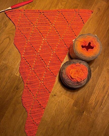 Häkelanleitung: Großes asymmetrisches Tuch mit Rautenmuster