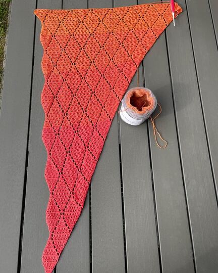 Häkelanleitung: Großes asymmetrisches Tuch mit Rautenmuster