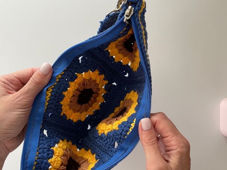 Sunflower sling bag crochet pattern, granny square crossbody purse bag7