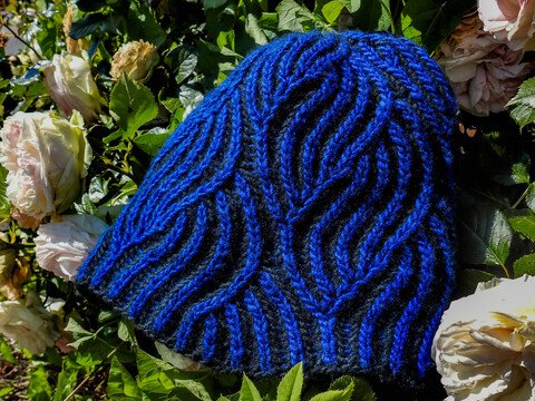 Strickanleitung für eine elegante, zweifarbige Mütze im Patentmuster