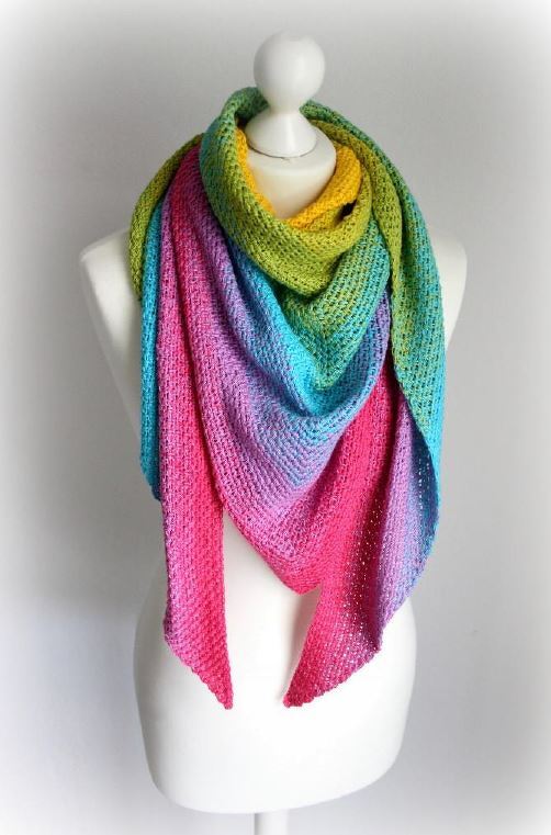 Buntes gehäkeltes Dreieckstuch in Regenbogenfarben auf Schaufensterpuppe