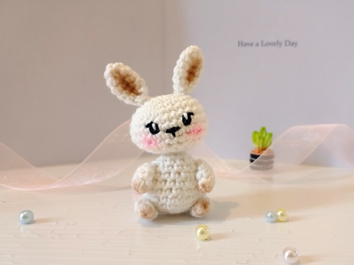 Zuckersüßes Mini-Häschen häkeln – Amigurumi Häkelanleitung PDF