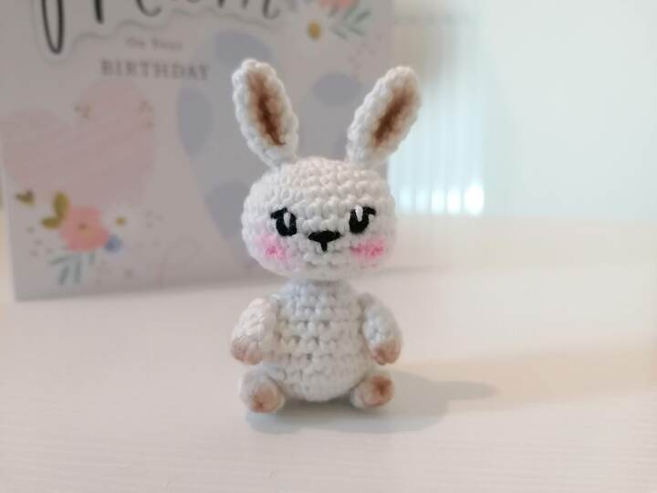Zuckersüßes Mini-Häschen häkeln – Amigurumi Häkelanleitung PDF