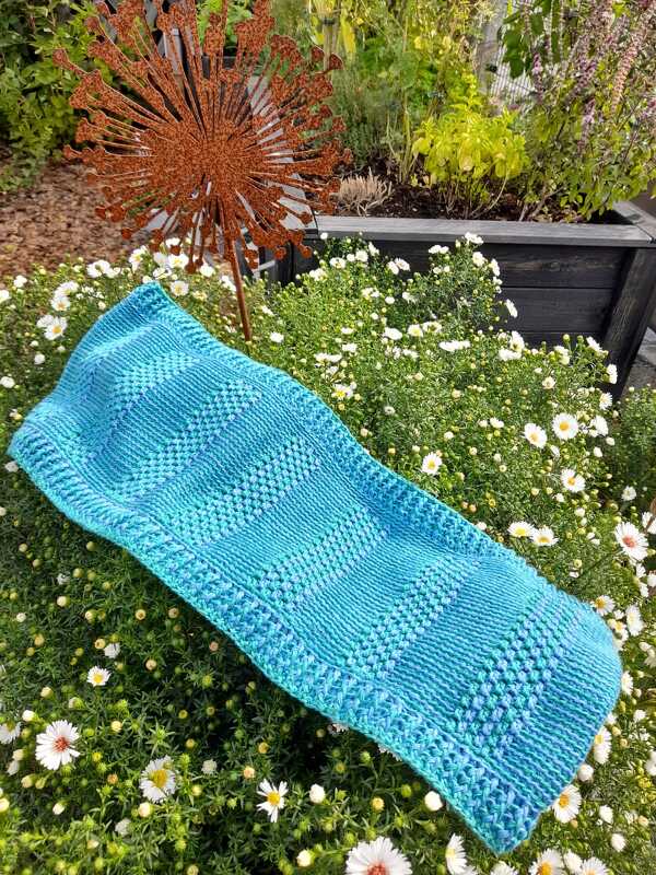 Türkiser Loop mit Texturstreifen und dichten Randmaschen