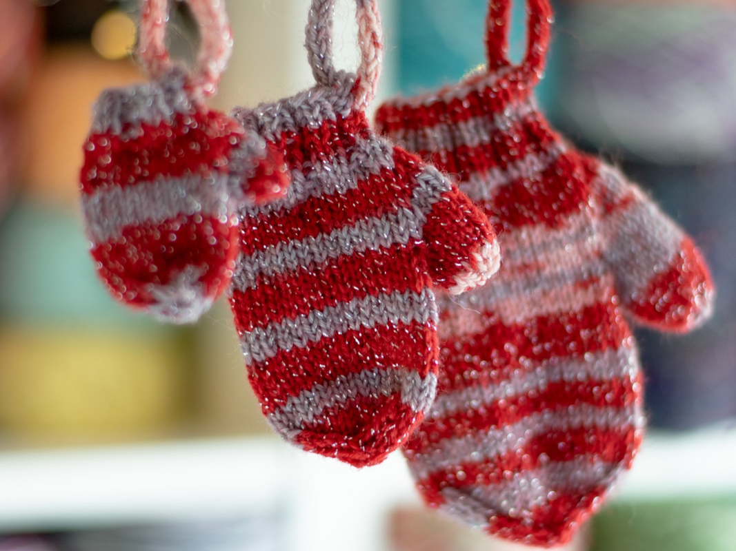 Strickanleitung für einen Adventskalender aus kleinen Handschuhen